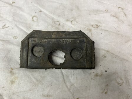 Kofferklep slot rubber  links  onderzijde 924/944
