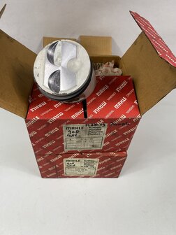 NOS 928 4,5 liter overmaat zuigers set  &amp; zuigerveren 95,51 mm
