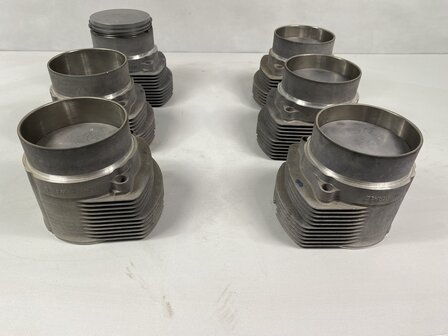 NOS Mahle 930 3.3 liter  zuiger/cilinder set  930 66/68