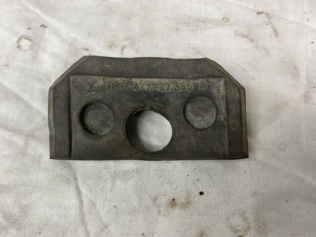 Kofferklep slot rubber  rechts  onderzijde 924/944