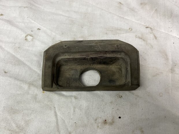 Kofferklep slot rubber  rechts  onderzijde 924/944