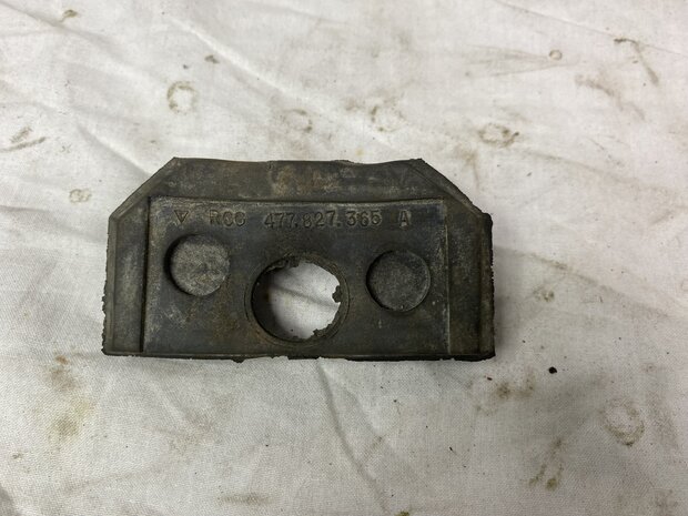 Kofferklep slot rubber  links  onderzijde 924/944
