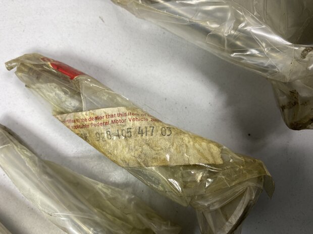 NOS 928 uitlaatklep & inlaatklep 4.5 liter 1978-1982