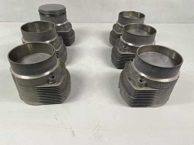 NOS Mahle 930 3.3 liter  zuiger/cilinder set  930 66/68