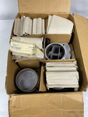NOS Mahle 930 3.3 liter  zuiger/cilinder set  930 66/68